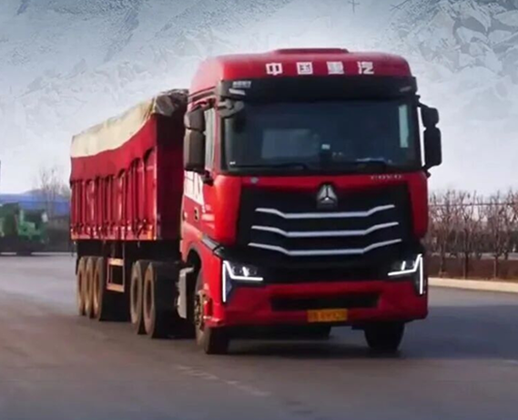 供暖保障，暖心护航！豪沃MAX牵引车，煤炭运输的可靠伙伴