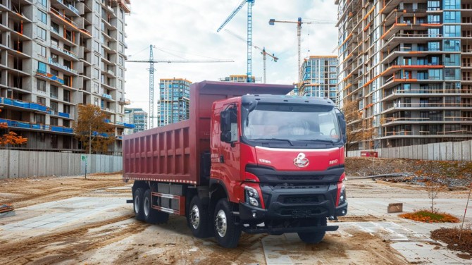 乘龙H7 8X4纯电自卸车：硬核实力解锁工程运输创富新路径